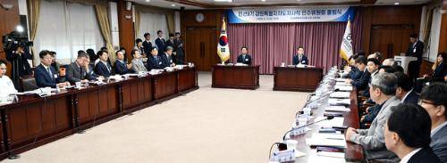 민선 9기 강원특별자치도지사직 인수위원회 출범식이 12일 강원도청에서 열렸다. 5개 분과로 구성된 인수위는 앞으로 한달 여간 활동 예정이다. 임도혁기자