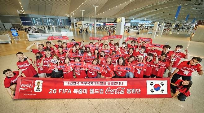 ▲'26 FIFA 월드컵 코카-콜라 원정 응원단'이 출국에 앞서 기념사진을 찍고 있다. 사진=한국코카콜라