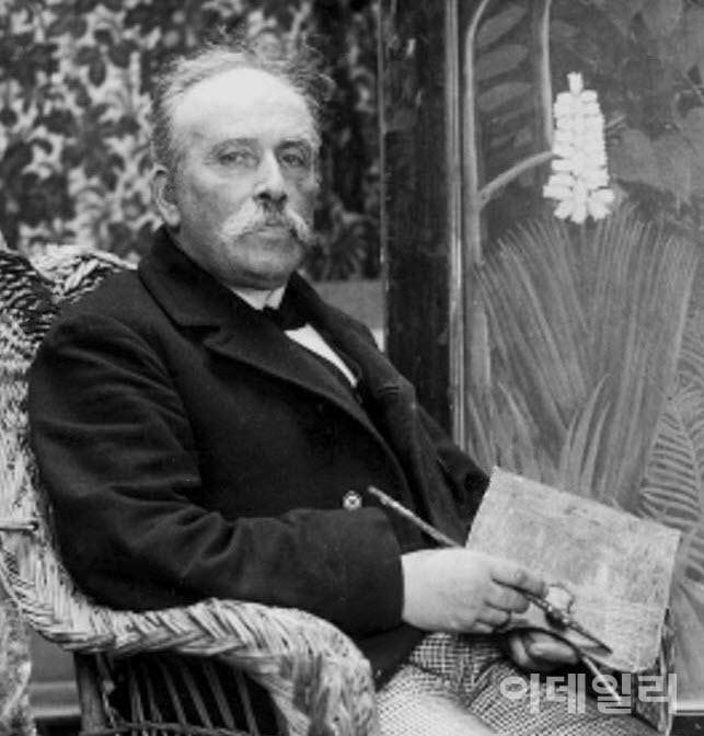 1907년 앙리 루소. 생을 마감하기 3년 전 프랑스 파리 페렐 거리 자신의 작업실에서다. ‘도르낙’이란 이름으로 19세기 말~20세기 초 저명한 정치·문화 인물들로 방대한 초상사진 시리즈를 남긴 프랑스 사진작가 폴 프랑수아 카르동이 촬영했다.