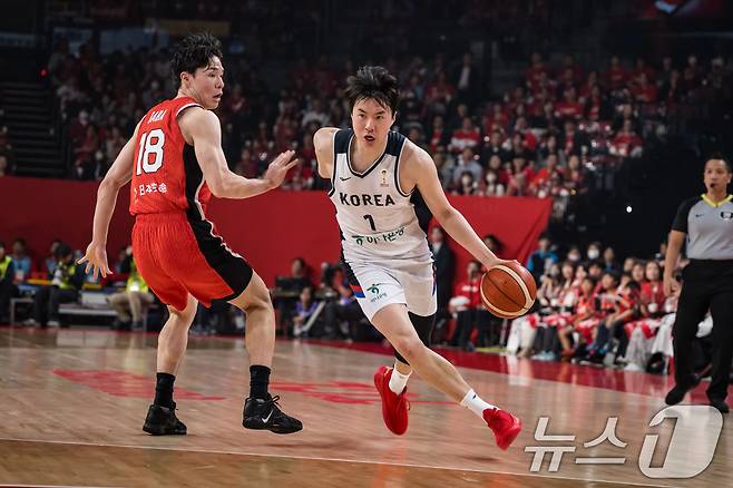 한국 남자농구 대표팀의 이현중이 1일 일본 오키니와 아레나에서 열린 2027 국제농구연맹(FIBA) 월드컵 아시아 예선 1라운드 B조 4차전 일본과의 경기에서 수비를 피해 돌파를 하고 있다. 2026.3.1 ⓒ 뉴스1