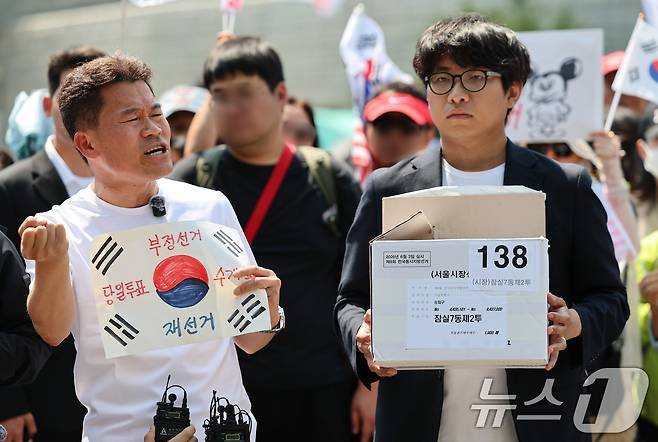 한국사 강사 출신 유튜버 전한길 씨가 12일 오후 서울 송파구 올림픽공원 핸드볼경기장에서 긴급 기자회견을 열고 선거관리위원회가 폐기했다고 밝힌 잠실7동 제2투표소 투표용지 보관상자 추정 물품을 공개하고 있다. 2026.6.12 ⓒ 뉴스1 오대일 기자