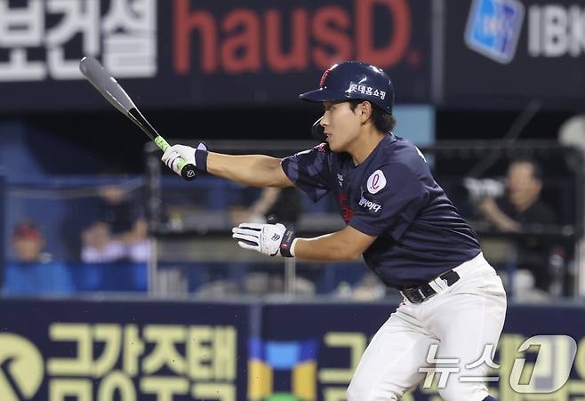 20일 서울 송파구 잠실야구장에서 열린 프로야구 '2025 신한 SOL 뱅크 KBO리그' 롯데 자이언츠 대 LG 트윈스 경기, 4회초 롯데 공격 1사 1루 상황에서 타석에 들어선 황성빈이 땅볼을 쳤으나 LG의 야수 선택 및 2루수 송구 실책으로 1사 2, 3루의 찬스가 만들어지고 있다. 2025.8.20 ⓒ 뉴스1 장수영 기자