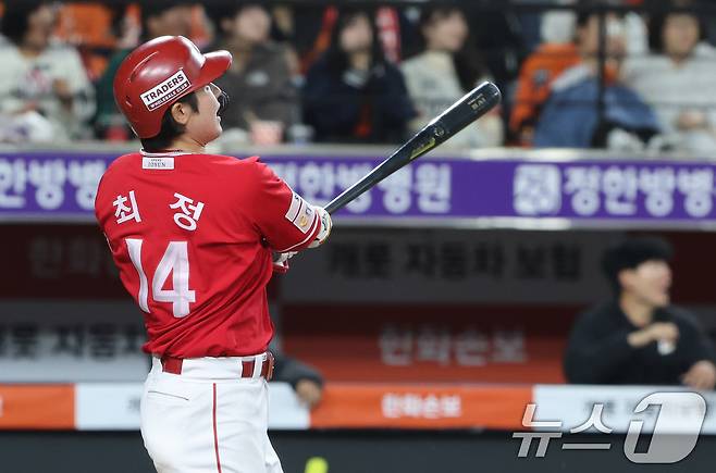 30일 대전 한화생명볼파크에서 열린 2026 신한 SOL KBO리그 SSG 랜더스와 한화 이글스 경기에서 8회초 2사 1, 3루 상황 SSG 최정이 3점 홈런을 치고 타구를 바라보고 있다. 2026.4.30 ⓒ 뉴스1 김기태 기자