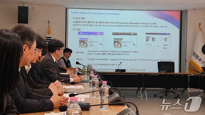 문화체육관광부가 웹툰업계, 베트남 공안부와의 국제공조 수사로 '케이-웹툰' 불법유통 사이트 3곳을 폐쇄했다.