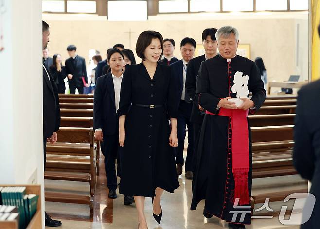 김혜경 여사가 12일(현지시간) 이탈리아 로마 한인신학원에서 열린 2027 서울 세계청년대회 관련 사제들과의 만남에서 기념촬영을 하기 위해 이동하고 있다. 2026.6.12 ⓒ 뉴스1 허경 기자