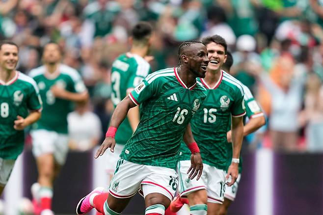 Mexico's Julian Quinones, center, celebrates after scoring the opening goal during the World Cup Group A soccer match between Mexico and South Africa in Mexico City, Thursday, June 11, 2026. (AP Photo/Natacha Pisarenko)
<저작권자(c) 연합뉴스, 무단 전재-재배포, AI 학습 및 활용 금지>