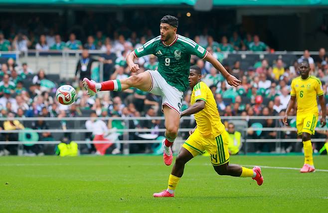 Soccer Football - FIFA World Cup 2026 - Group A - Mexico v South Africa - Estadio Azteca, Mexico City, Mexico - June 11, 2026 Mexico's Raul Jimenez shoots at goal REUTERS/Eloisa Sanchez
<저작권자(c) 연합뉴스, 무단 전재-재배포, AI 학습 및 활용 금지>