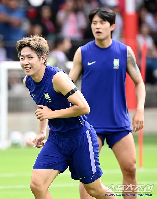 7일(한국시각) 멕시코 과달라하라의 대표팀 베이스캠프 훈련장인 치바스 베르데 바예에서 진행된 대한민국 월드컵 대표팀의 공식 훈련, 이강인과 설영우가 미니게임을 하고 있다. 과달라하라(멕시코)=허상욱 기자wook@sportschosun.com/2026.06.07/