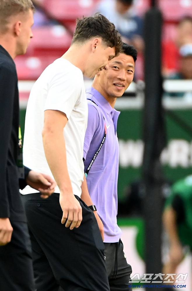 12일(한국시각) 멕시코 과달라하라 사포판의 에스타디오 과달라하라에서 열린 2026 북중미월드컵 대한민국과 체코의 경기. 경기 전 황희찬이 체코 주장인 라디슬라프 크레이치와 인사를 나누고 있다. 사포판(멕시코)=허상욱 기자wook@sportschosun.com/2026.06.12/