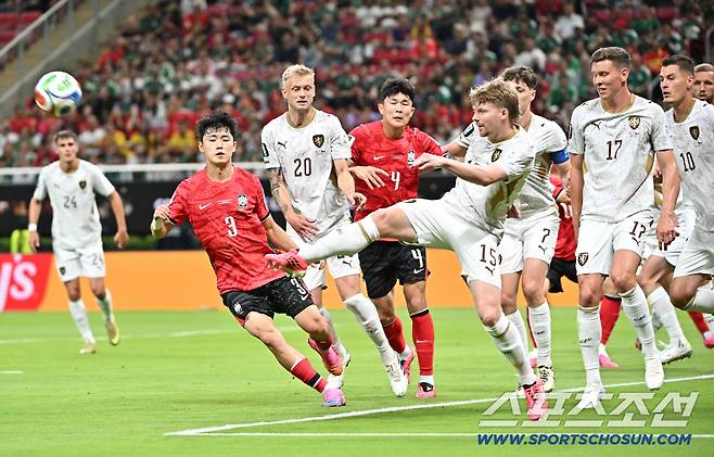 12일(한국시각) 멕시코 과달라하라 사포판의 에스타디오 과달라하라에서 열린 2026 북중미월드컵 대한민국과 체코의 경기. 체코 수비가 코너킥을 걷어내는 모습을 김민재와 이기혁이 아쉬운 표정으로 지켜보고 있다. 사포판(멕시코)=허상욱 기자wook@sportschosun.com/2026.06.12/