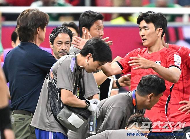 12일(한국시각) 멕시코 과달라하라 사포판의 에스타디오 과달라하라에서 열린 2026 북중미월드컵 대한민국과 체코의 경기. 황인범이 동점골을 넣은 후 홍명보 감독과 악수하고 있다. 사포판(멕시코)=허상욱 기자wook@sportschosun.com/2026.06.12/