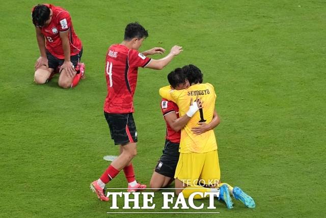 사진은 대한민국 골키퍼 김승규가 11일(현지 시간) 멕시코 사포판의 과달라하라 스타디움에서 열린 2026 국제축구연맹(FIFA) 북중미 월드컵 조별리그 A조 1차전에서 체코를 2-1로 꺾은 후 역전 골을 넣은 오현규와 기쁨을 나누고 있는 모습./과달라하라=AP.뉴시스