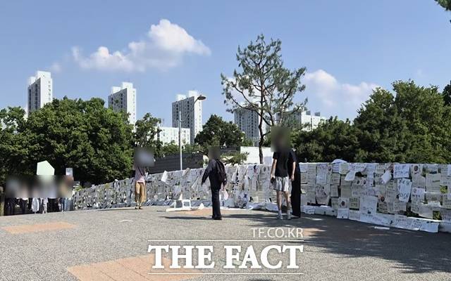 12일 서울 송파 올림픽공원에는 두 곳의 포토존에서 "사진 찍어드릴까요?"라는 질문이 오갔다. 서울지하철 9호선 올림픽공원역 3번 출구에서 핸드볼경기장으로 가는 다리에 붙은 피켓을 배경으로 사진을 찍는 이들과 김준수 공연장의 포토존에서 사진을 찍는 이들이 서로를 근거리에서 마주했다. /서울 올림픽공원=오승혁 기자