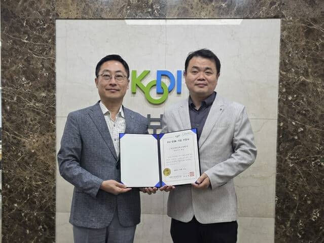 유희준 신용보증기금 지점장(왼쪽)과 전덕호 프라임마스코리아 상무(오른쪽).(사진=프라임마스)