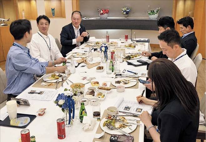 지난 10일 인천 중구의 한 기내식 회사에서 파라타항공 객실 승무원과 임원 등이 모여 기내식 평가회를 열고 있다. /한예나 기자