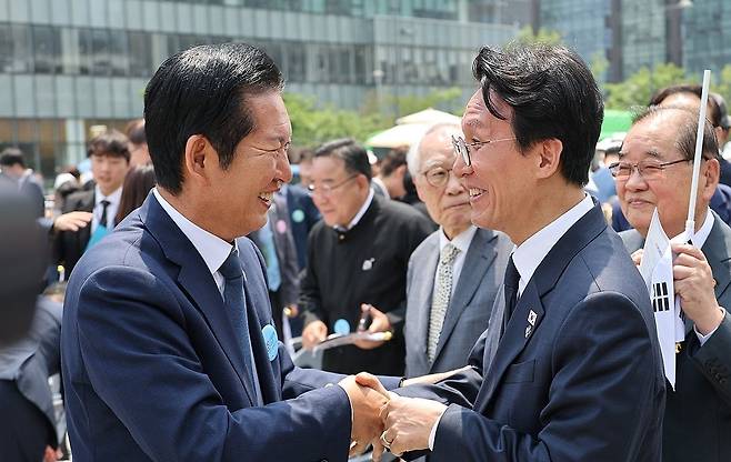 김민석 국무총리와 더불어민주당 정청래 대표가 10일 오전 서울 종로구 광화문광장에서 열린 제100주년 6·10 만세운동 기념식이 끝난 뒤 대화하고 있다. 연합뉴스