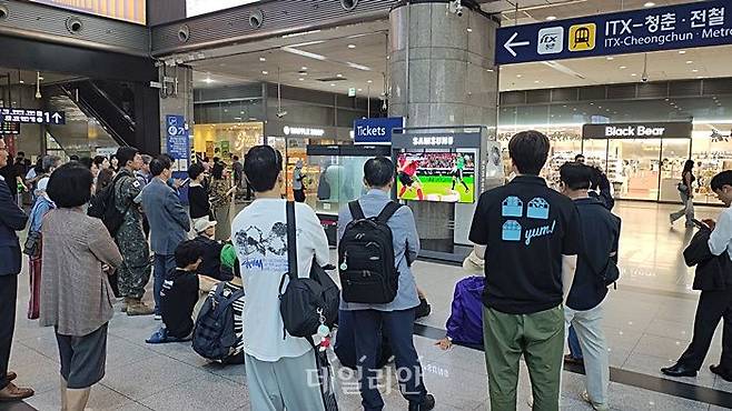 12일 오전 서울 용산역에서 시민들이 역사에 설치된 TV를 통해 2026 북중미월드컵 한국 대 체코 전을 지켜보고 있다. ⓒ데일리안 김인희 기자