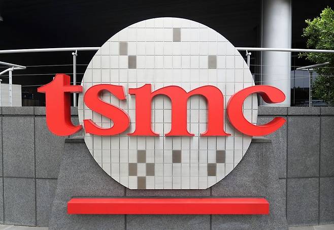 대만 신주의 대만 최대 반도체칩 제조회사 TSMC 본사 앞 로고. 뉴시스