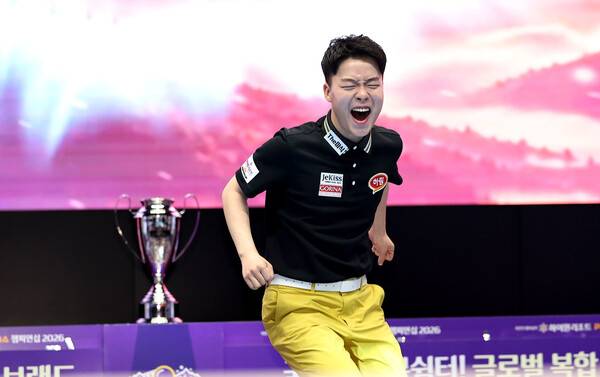 당구 천재 김영원이 11일 열린 하이원리조트 챔피언십에서 우승한 뒤 기뻐하고 있다. PBA 제공