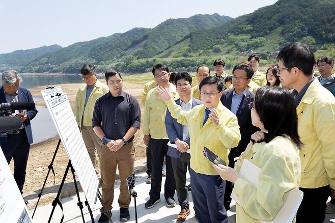 김성환 기후에너지환경부 장관이 지난달 15일 강원도 인제군 소양호 붕어 폐사 현장을 점검하고 있다. 기후에너지환경부 제공
