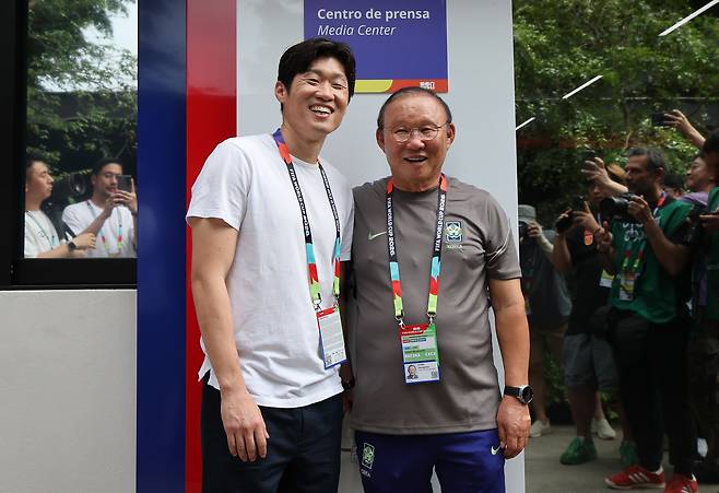 박지성 JTBC 해설위원이 한국축구대표팀 훈련장에서 박항서 대한축구협회 월드컵 지원단장과 활짝 웃고 있다. 뉴스1