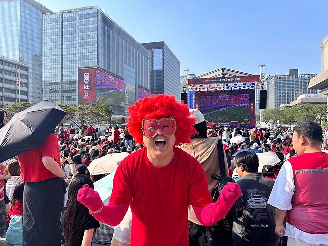 2026 북중미 월드컵 1차전이 열리는 12일 오전 광화문광장 거리 응원에 참여한 이승준(36)씨가 기운을 끌어올리고 있다. 곽주영 기자