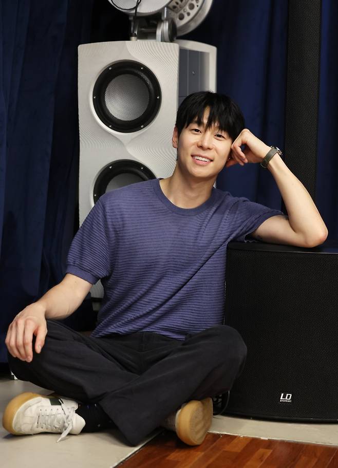 바이올리니스트 대니 구가 서울 종로구 크레디아클래식클럽 스튜디오에서 아르떼와의 인터뷰에 앞서 사진을 찍고 있다. 이솔 기자.