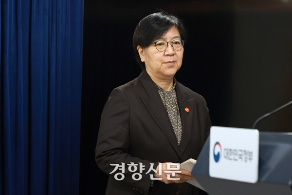 정은경 보건복지부 장관을 둘러싼 교체설이 나오고 있다. 사진은 지난 4월 정부서울청사에서 열린 브리핑에 참석한 정 장관의 모습. 정효진 기자