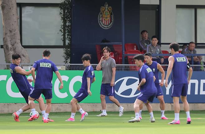 홍명보 축구대표팀 감독(가운데)이 11일 멕시코 과달라하라 베이스 캠프에서 진행된 훈련에서 선수들을 지켜보고 있다. 연합뉴스