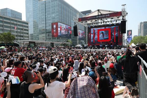 2026 북중미 월드컵 조별리그 A조 한국과 체코의 경기가 열린 12일 서울 종로구 광화문광장에서 설치된 축구 거리응원 무대에서 시민들이 그룹 코르티스 사전 공연을 즐기고 있다. 연합뉴스