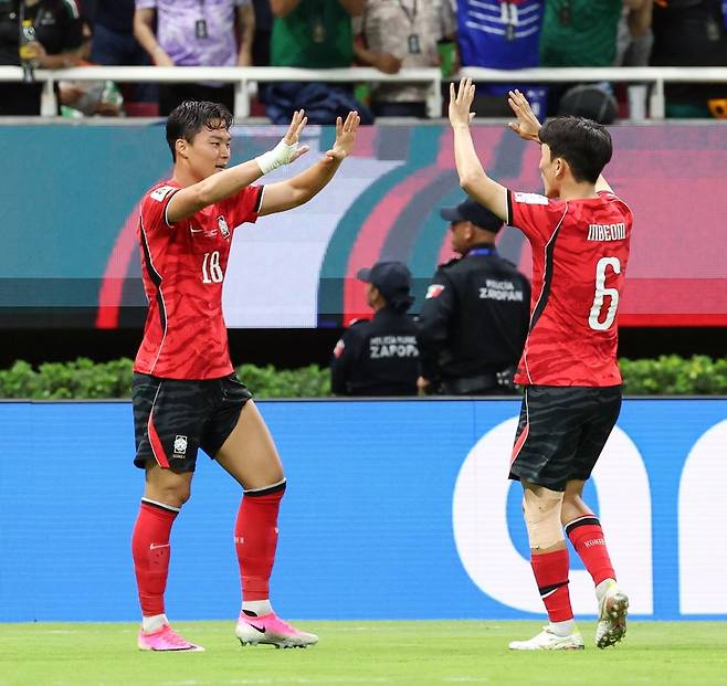 한국 축구 국가대표팀 오현규(왼쪽)가 11일(현지시간) 멕시코 사포판 과달라하라 스타디움에서 열린 2026 국제축구연맹(FIFA) 북중미 월드컵 A조 1차전 체코와의 경기에서 후반 역전골을 터뜨린 뒤 어시스트를 기록한 황인범과 기뻐하고 있다. 연합뉴스