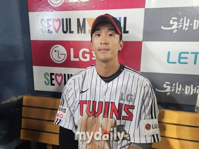 송찬의가 인터뷰에 앞서 포즈를 취하고 있다./잠실=심혜진 기자
