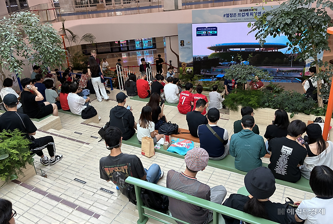 12일 오전 10시께 서울 강남구 코엑스몰 라이브플라자 앞에 경기를 기다리는 시민 60여명이 모였다. 김서현 수습기자