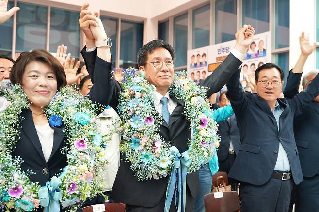 당선 확정 뒤 환호하고 있는 정영두 당선인. 연합뉴스