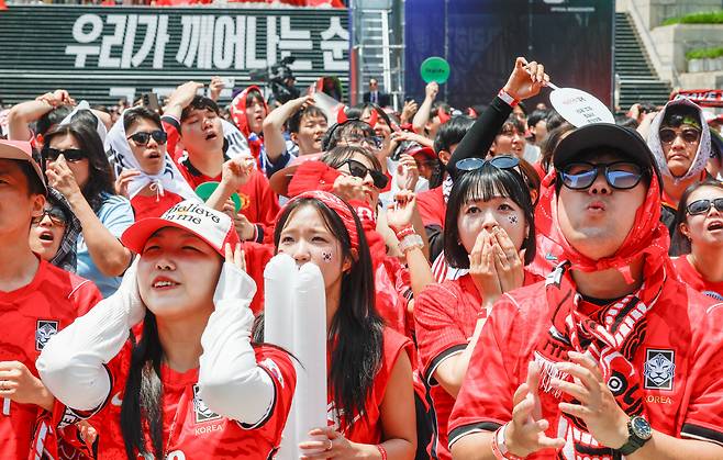 대한민국과 체코의 '2026 FIFA 북중미 월드컵' 조별리그 1차전이 열린 12일 서울 종로구 광화문광장에서 거리응원이 열린 가운데 시민들이 잔뜩 긴장한 얼굴로 경기를 관람하고 있다.