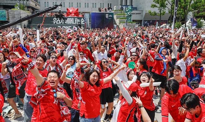 대한민국과 체코의 '2026 FIFA 북중미 월드컵' 조별리그 1차전이 열린 12일 서울 종로구 광화문광장에서 거리응원이 열린 가운데 오현규 선수가 득점하자 시민들이 환호하고 있다.