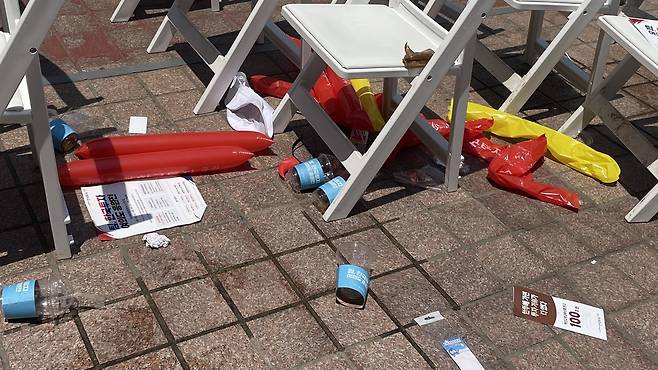 12일 여의도 한국투자증권 본사 앞 월드컵 거리응원장. 경기가 끝난 직후 일부 응원객들은 쓰레기를 자리에 그대로 두고 떠났다. 전민 인턴기자
