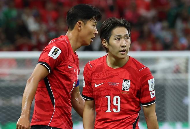 11일(현지 시간) 멕시코 과달라하라 스타디움에서 열린 2026 북중미 월드컵 조별리그 A조 대한민국과 체코의 경기에서 대한민국 손흥민과 이강인이 프리킥을 준비하고 있다. 뉴시스