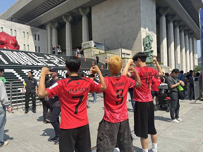 12일 서울 광화문광장에 모인 축구팬들이 축구경기를 관람하고 있다. 남소정 기자