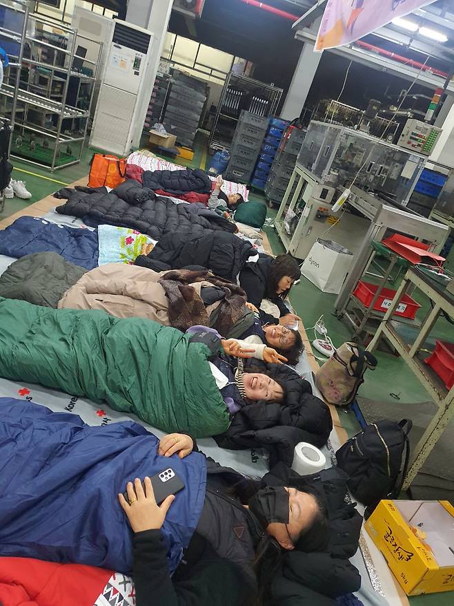 2023년 한국와이퍼 노조 조합원들은 공장 청산을 막기 위해 217일 동안 공장을 점거했다. 지역 시민들이 같이 밤을 새웠다. ⓒ 뚜벅이재단 제공