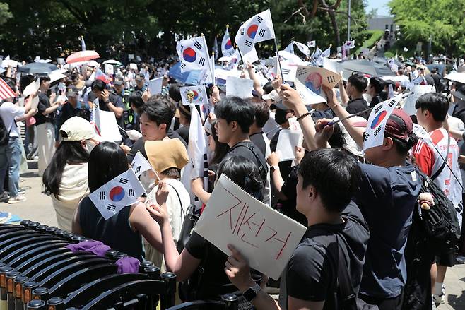 6·3 지방선거 투표용지 부족 사태를 규탄하며 재선거를 요구하는 '잠실 개표소 봉쇄 시위'가 계속되고 있는 6월10일 서울 송파구 올림픽공원 핸드볼경기장 출입구 앞에서 참가자들이 구호를 외치고 있다. ⓒ시사저널 임준선
