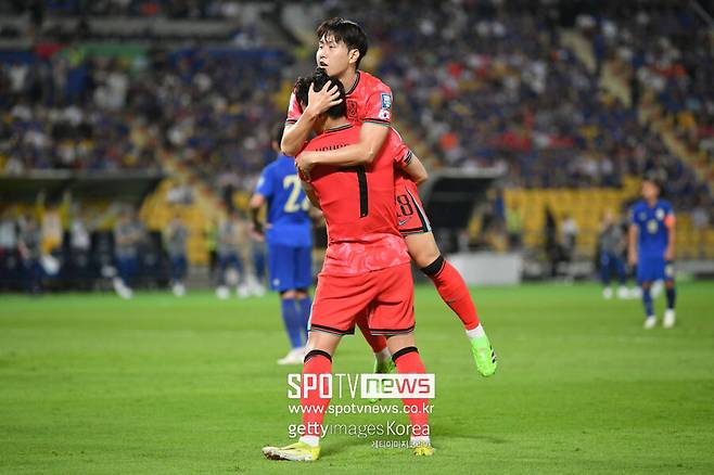 ▲ 한국 축구대표팀엔 손흥민(등번호 7번)만 있지 않다. 외신이 그렇게 말한다. 미국 '뉴욕 타임스'는 아시아인 최초로 유럽 트레블과 챔피언스리그 2연패를 경험한 이강인 역시 키플레이어로 지목했다.