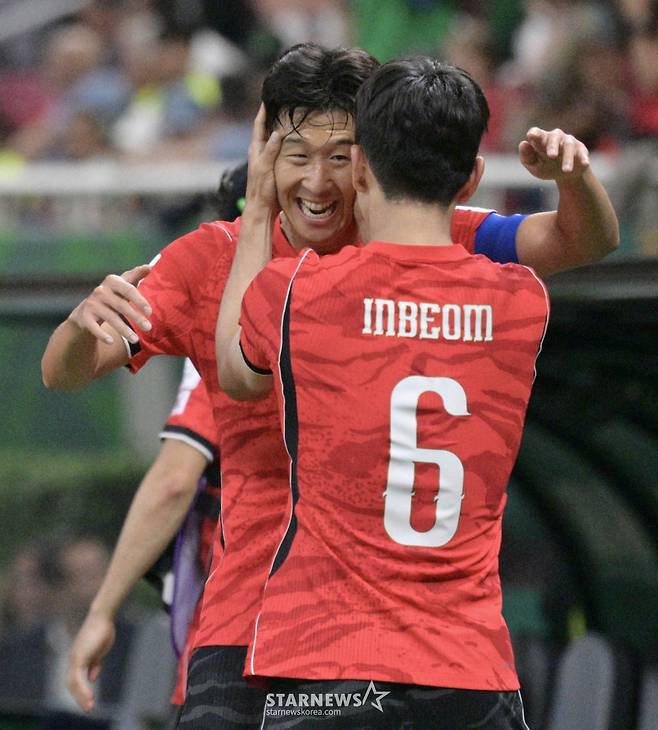 2026 북중미월드컵 A조 예선 대한민국-체코전이 12일(한국 시간) 멕시코 과달라하라 에스타디오 아크론에서 열렸다. 황인범이 동점골을 터트린 후 손흥민과 기뻐하고 있다, /사진=김진경 kim.jinkyung@