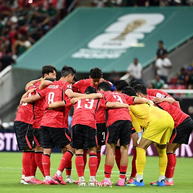 2026 북중미월드컵 A조 예선 대한민국-체코전이 12일(한국 시간) 멕시코 과달라하라 에스타디오 아크론에서 열렸다. 손흥민이 후반전에 들어서며 선수들을 격려하고 있다. /사진=김진경 kim.jinkyung@