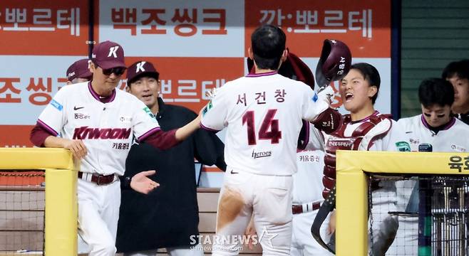 서건창이 12일 고척스카이돔에서 열리는 2026KBO리그 키움히어로즈와 한화이글스 경기 6회말 솔로홈런을 터트리며 시즌 1호홈런을 신고했다. 하지만 안우진 등 키움 선수들은 무관심세리머니로 베테랑의 1호홈런에 깜짝선물을 하고 있다. 2026.06.12. 당황스럽구마 /사진=강영조 cameratalks@
