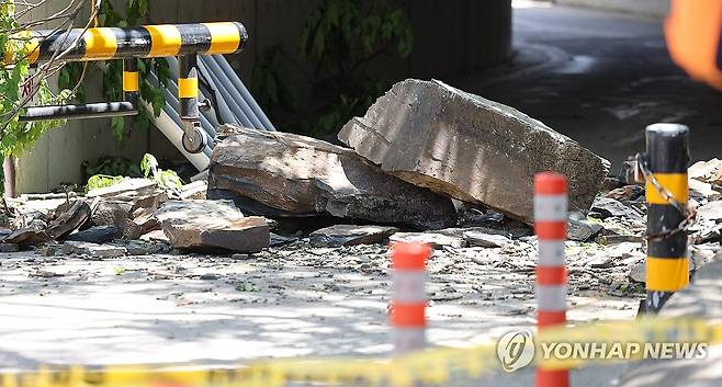 통제되는 낙석 사고 현장 (대구=연합뉴스) 윤관식 기자 = 지난달 8일 오전 10시 47분께 대구 남구 봉덕동 한 지하도 옆 경사로에서 대형 암석이 떨어지는 사고가 나 관계 당국이 현장을 통제하고 있다. 이 사고로 해당 지하도를 지나던 행인 1명이 숨졌다. 2026.5.8 psik@yna.co.kr