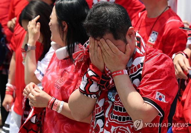 아쉬워하는 시민들 (서울=연합뉴스) 김성민 기자 = 2026 북중미 월드컵 조별리그 A조 한국과 체코의 경기가 열린 12일 종로구 광화문광장에서 시민들이 응원을 펼치며 아쉬워하고 있다. 2026.6.12 ksm7976@yna.co.kr