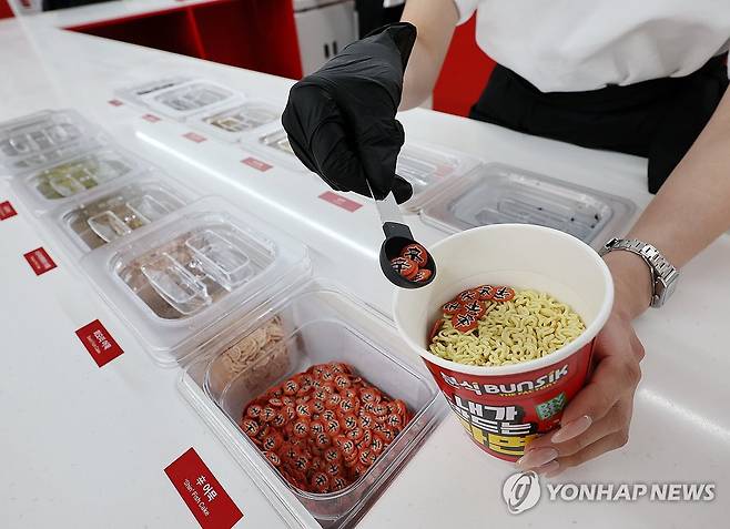 내 취향대로 라면 (서울=연합뉴스) 이재희 기자 = 팝업 관계자가 취향대로 만드는 컵라면을 시연하고 있다. 2026.6.12 scape@yna.co.kr