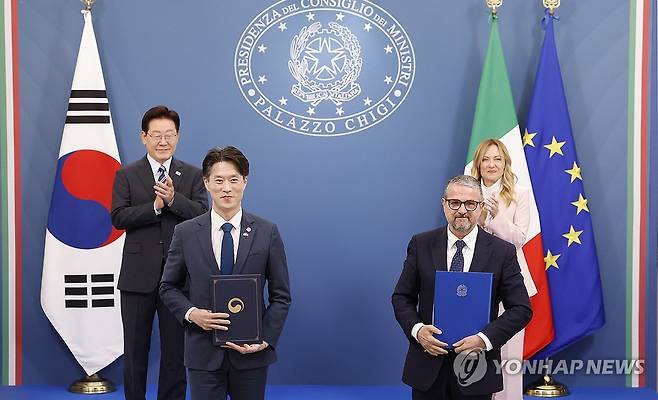 한-이탈리아, 중소기업 및 소상공인 분야 협력 MOU (로마=연합뉴스) 한상균 기자 = 노용석 중소벤처기업부 제1차관과 발렌티노 발렌티니 기업 메이드인 이탈리아부 차관이 12일(현지시간) 이탈리아 로마 총리영빈관에서 이재명 대통령과 조르자 멜로니 이탈리아 총리가 임석한 가운데 개발협력 MOU 체결식을 하고 있다. 2026.6.12 xyz@yna.co.kr