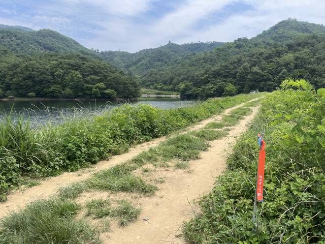 사기점 공소에서 숨을 돌린 순례자들은 창평지에 오르며 다시 순례를 시작한다. 정두나 기자.